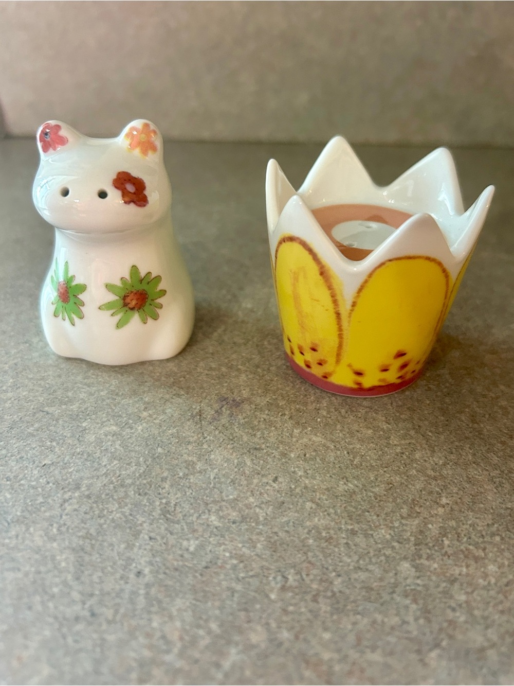 White Ceramic Frog Salt Shaker with Yellow flower pepper Shaker